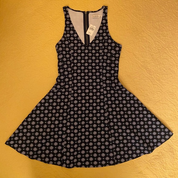 Abercrombie & Fitch, Women’s Scuba Mini Dress with Geometric Pattern - Picture 1 of 8